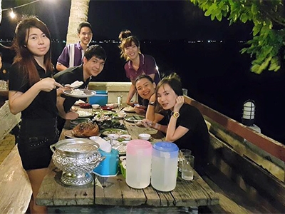 ณ ที่ ที่สายน้ำ ทะเล และภูเขามาบรรจบกัน แหลมสิงห์โบ๊ทเฮ้าส์ .. อาหารค่ำ หน้าบ้านพัก ริมฝั่งทะเล