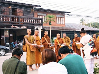 ตักบาตรยามเช้า ที่หน้า .. เชียงคาน สบ๊ายสบาย .. ที่พักดี ราคาสบาย สไตล์บ้านไม้เชียงคาน