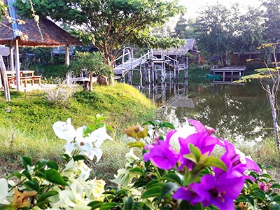 น้ำพุบ้านดินโฮมสเตย์ ปราณบุรี โฮมสเตย์ที่สร้างขึ้นจากดิน แวดล้อมด้วยน้ำและภูเขา ผ่อนคลายกับกิจกรรม เช่น พายเรือ ตกปลา ตกหมึกในทะเล และเรียนรู้การทำบ้านดิน