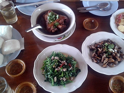 ร้านผาสุข ดอยผาตั้ง อาหารจีนยูนาน ขาหมู หมั่นโถว ผัดเห็ดหอมสด