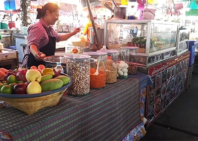 ส้มตำจารุณีปูม้า ขายในตลาดพัสดุน่าน