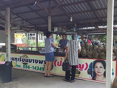 สวนทุเรียนบางพระ ป้าเพ็ญ
